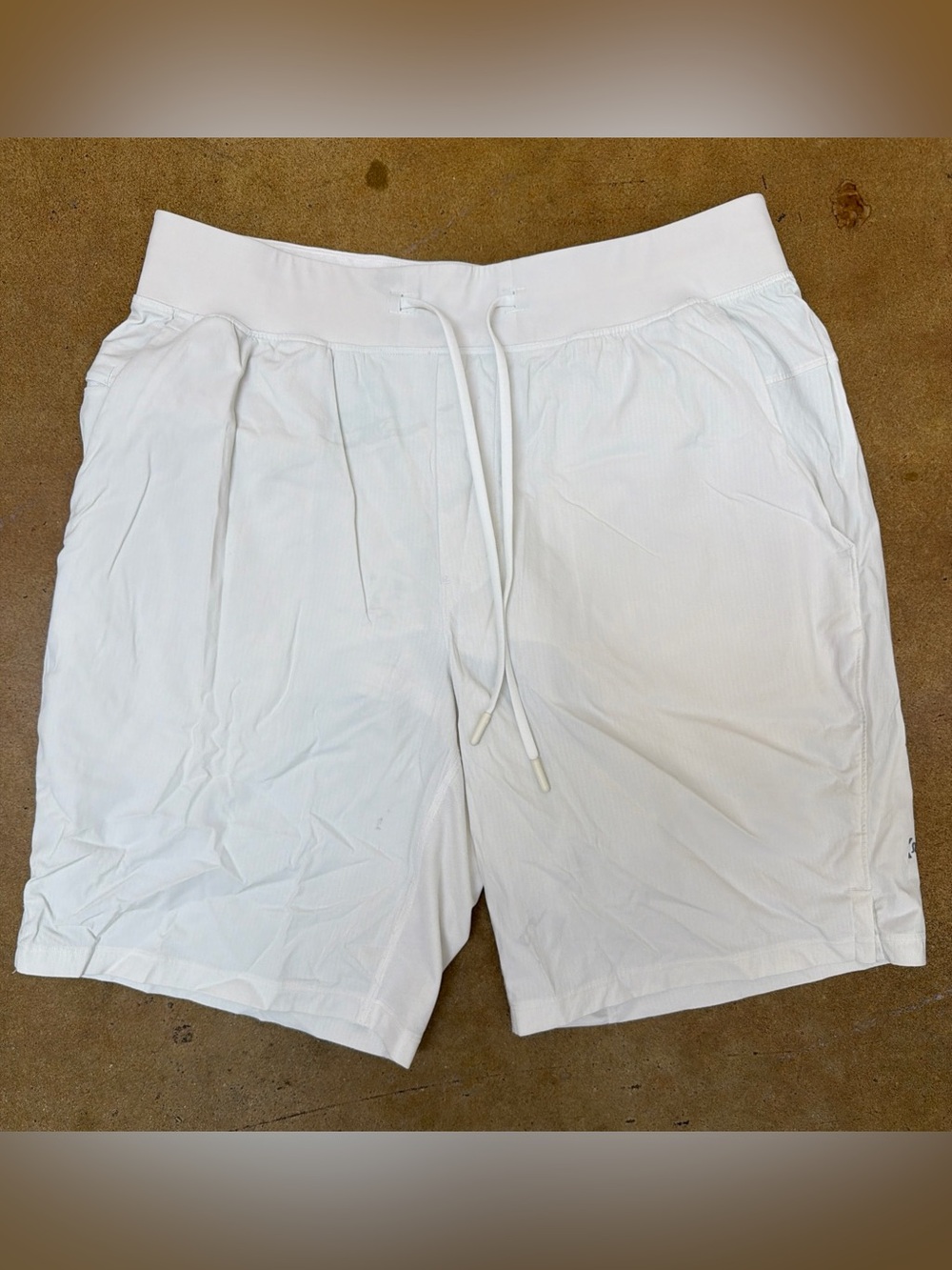 Lululemon Men’s Athletic Shorts Size L White Drawstring Vapor Zeroed in Large